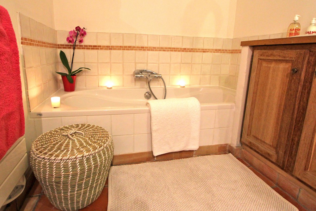 Montse Interiors ‘HOME’ Design Guest Towels Set S.L Storage Basket with ‘Home’ Print White/Mauve 